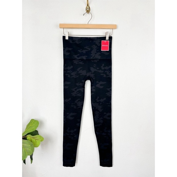 NWT SPANX Look At Me Now Black Camo Leggings Sz M - Picture 4 of 9